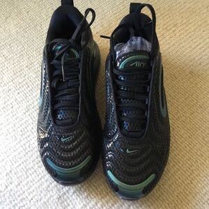 Nike Air Max 720 Throwback  future Iridescent Sneakers 5Y